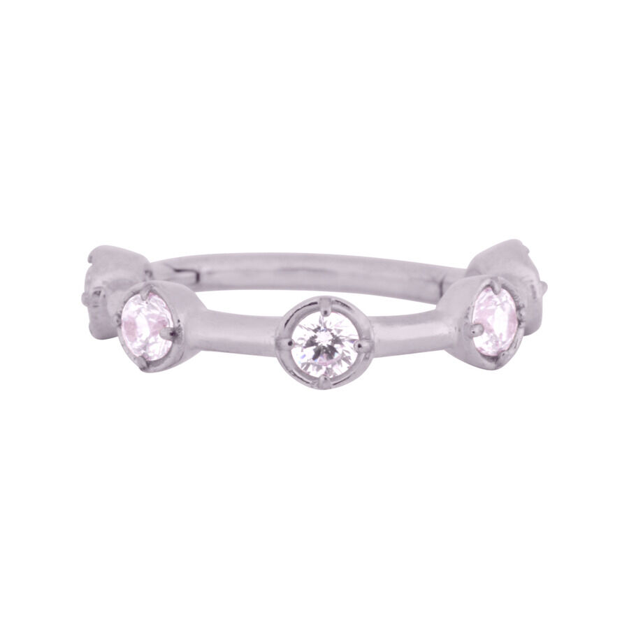 Hinged Crystal Clicker in Silber mit Kristallen Silberner Hinged Ring mit klaren Kristallen auf weißem Hintergrund