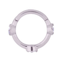 Silberfarbener Hinged Crystal Clicker 1,2 mm Silberfarbener Hinged Crystal Clicker mit Kristallen auf weißem Hintergrund