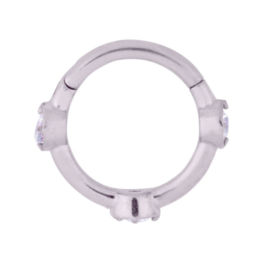 Silberfarbener Hinged Crystal Clicker 1,2 mm Silberfarbener Hinged Crystal Clicker mit Kristallen auf weißem Hintergrund