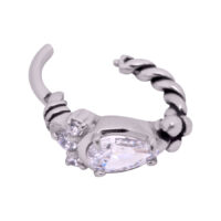 Bohemian Klicker aus Chirurgenstahl mit Kristallen Silberner Bohemian Piercing Clicker mit Kristallen auf weißem Hintergrund