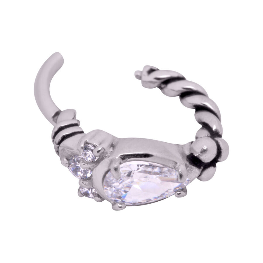 Bohemian Klicker aus Chirurgenstahl mit Kristallen Silberner Bohemian Piercing Clicker mit Kristallen auf weißem Hintergrund