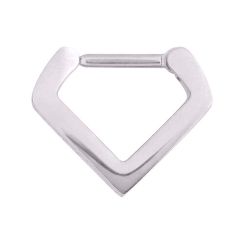 Silberner Triangle Septum Clicker aus Chirurgenstahl auf weißem Hintergrund