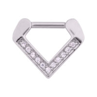 Eleganter Septum Clicker mit Kristallen Silberner Septum Clicker in Dreieckform mit klaren Kristallen auf weißem Hintergrund