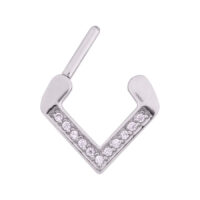 Silberner Jewelled Triangle Septum Clicker 8mm Silberner Septum Clicker in Dreiecksform mit Kristallverzierung auf weißem Hintergrund