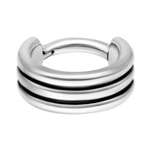 Silberner Triple Hinged Septum Clicker aus Chirurgenstahl 316L auf weißem Hintergrund