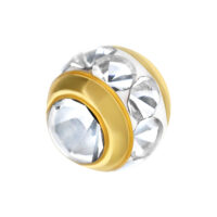 Goldener Piercing-Aufsatz mit Kristallen Goldener Piercing-Aufsatz mit klaren Kristallen auf weißem Hintergrund