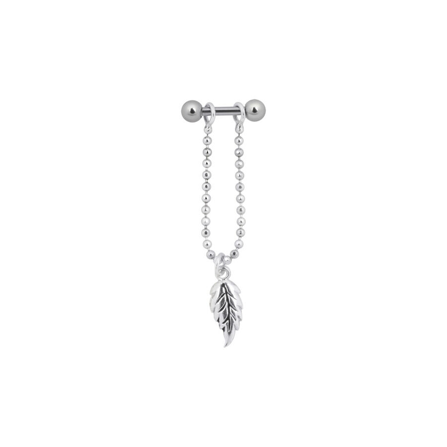 Silbernes Leaf Ohr Barbell mit Anhänger Silbernes Ohr Barbell mit einem kleinen Blattanhänger, chirurgischer Stahl, auf weißem Hintergrund
