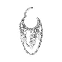 Silberner Clicker mit klaren Kristallen Silberner Piercing-Clicker mit klaren Kristallen auf weißem Hintergrund