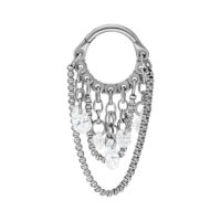 Crystal Snakechain Clicker in Silber mit Kristallen Silberner Titan-Piercingring mit hängenden Kristallen auf weißem Hintergrund