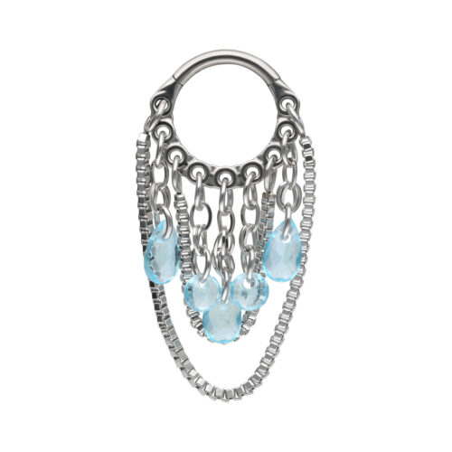 Silberfarbener Piercing-Ring mit hellblauen Kristallen und Ketten auf weißem Hintergrund