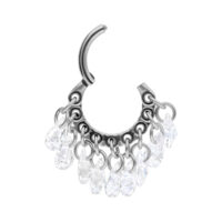 Silberner Titan-Klicker mit klaren Kristallen Silberner Piercing-Ring aus Titan mit hängenden, klaren Kristallen auf weißem Hintergrund