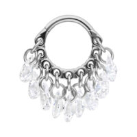 Silberner Titan Clicker mit Kristallen Silberner Hinged Ring aus Titan mit klaren Kristallen auf weißem Hintergrund