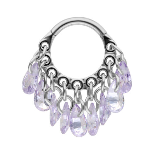 Silberner Piercing-Ring mit lavendelfarbenen Kristallen auf weißem Hintergrund
