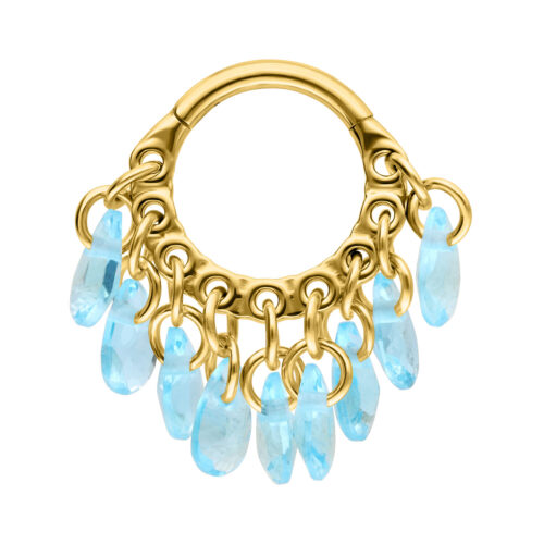 Goldener Piercing-Clicker mit hellblauen, baumelnden Kristallen auf weißem Hintergrund