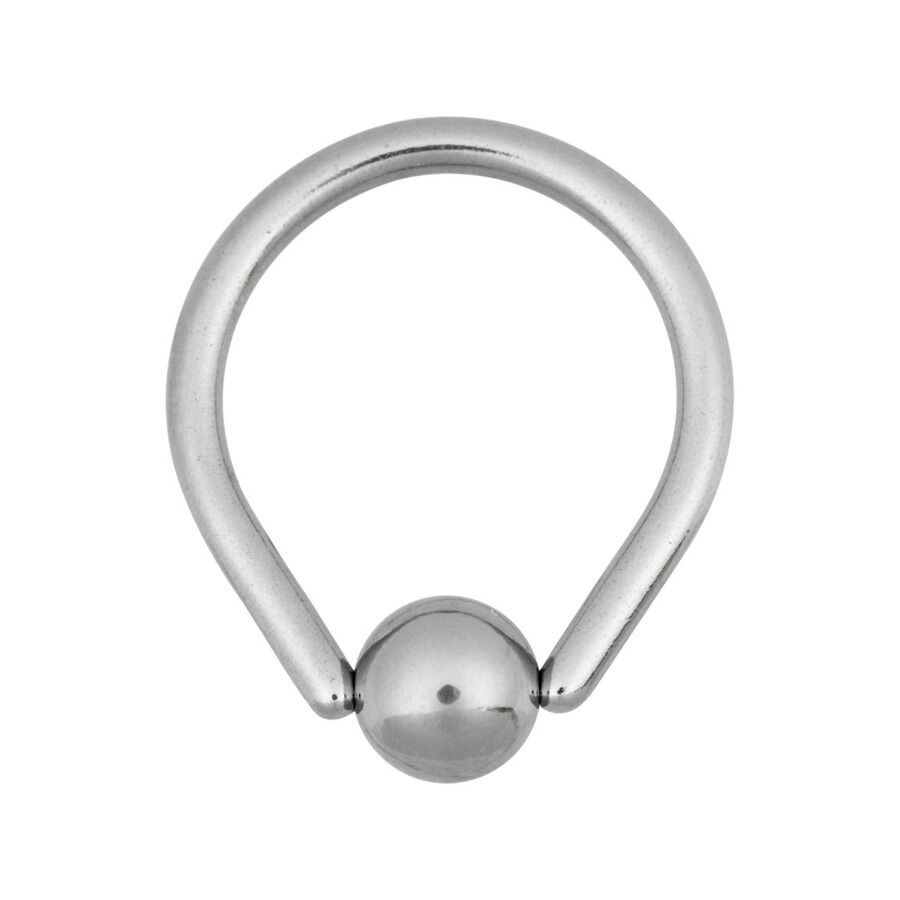 Silberner Teardrop Clip in Ring aus Stahl Silberner Teardrop Clip in Ring aus Chirurgenstahl auf weißem Hintergrund