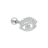 Silbernes Ohrpiercing in Form eines Auges mit Wimpern, auf weißem Hintergrund