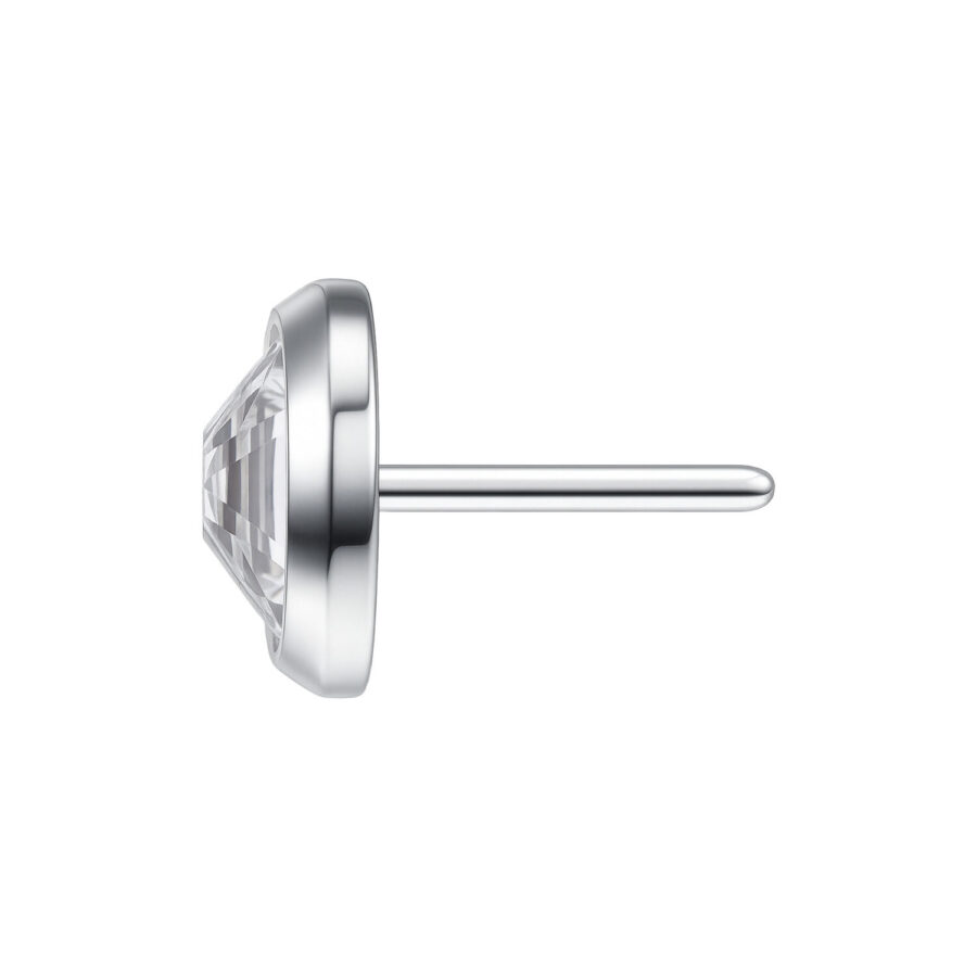 Silberner, 4 mm großer Push Fit Piercing Aufsatz mit kristallklarem Stein auf weißem Hintergrund