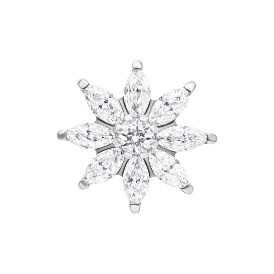 Silberner Kristallaufsatz in Form einer Eisblume auf weißem Hintergrund