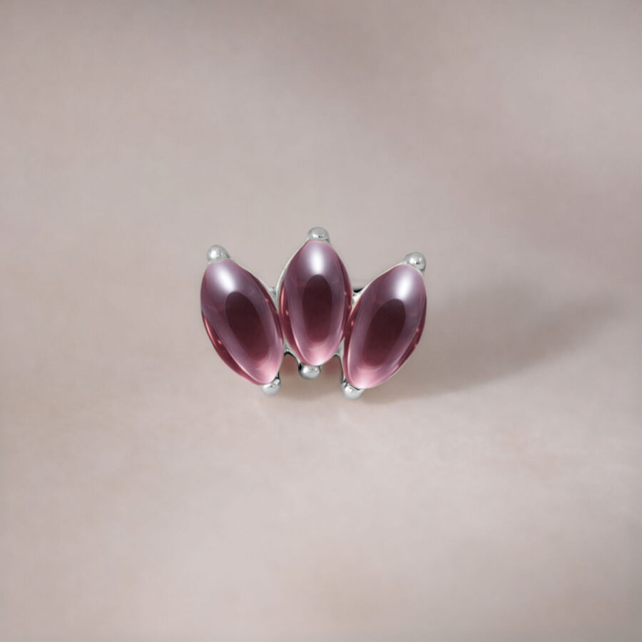 Silberner Lotus-Aufsatz mit drei Amethyststeinen auf neutralem Hintergrund