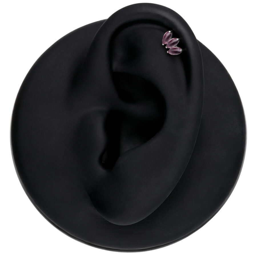 Silberner Lotus Aufsatz mit Amethyst auf schwarzem Ohr präsentiert