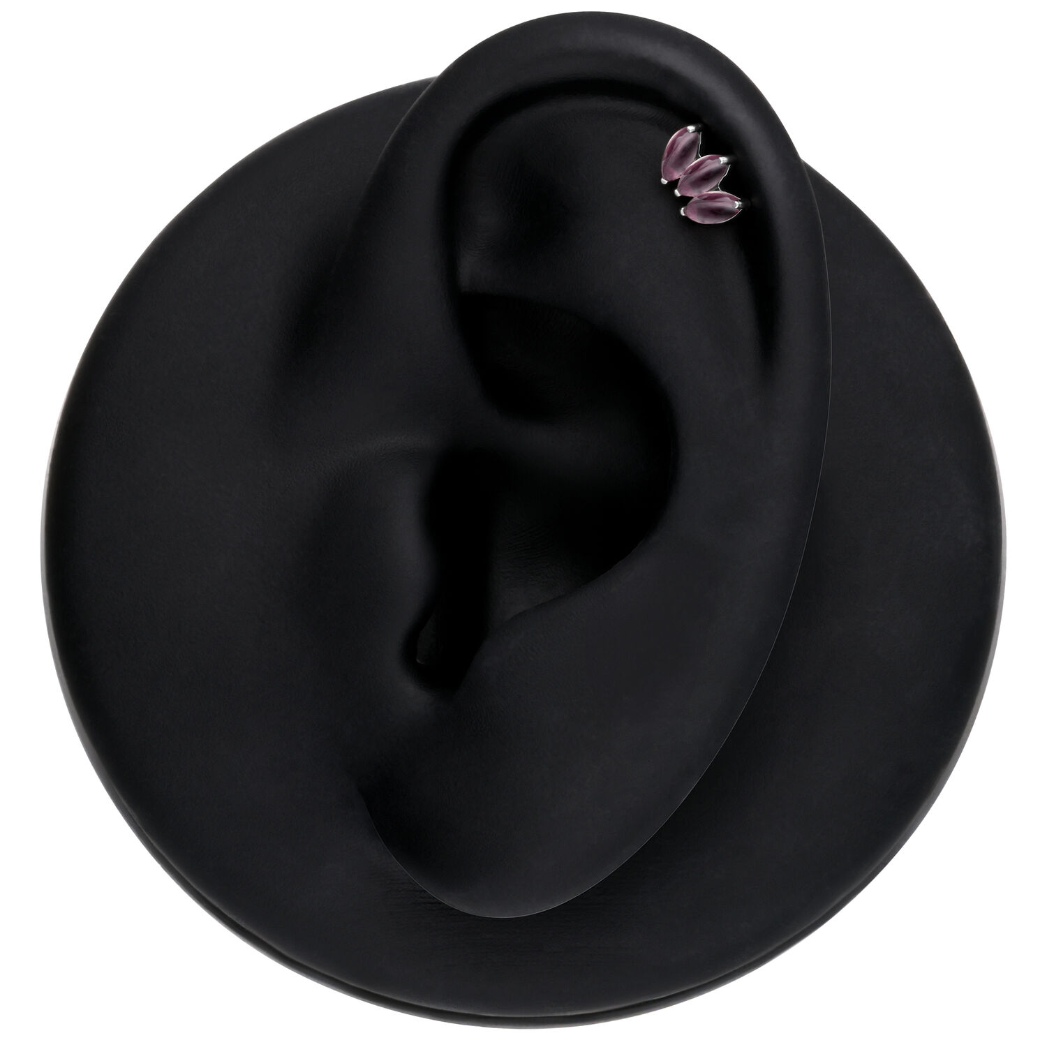 Silberner Lotus Aufsatz mit Amethyst Silberner Lotus Aufsatz mit Amethyst auf schwarzem Ohr präsentiert