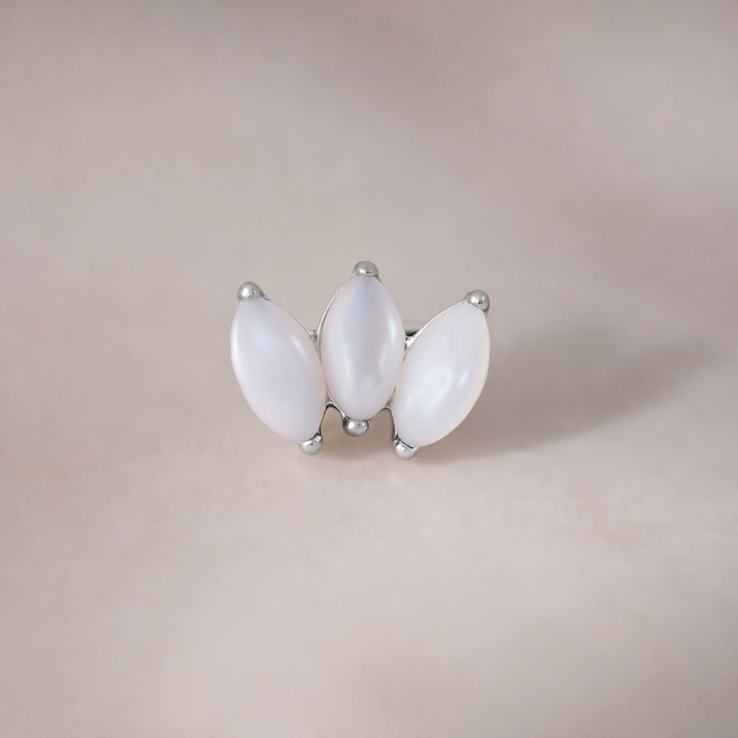 Silber Mondstein Lotus Aufsatz für Piercings Silberner Push Fit Lotus Aufsatz mit drei Mondstein-Edelsteinen auf neutralem Hintergrund