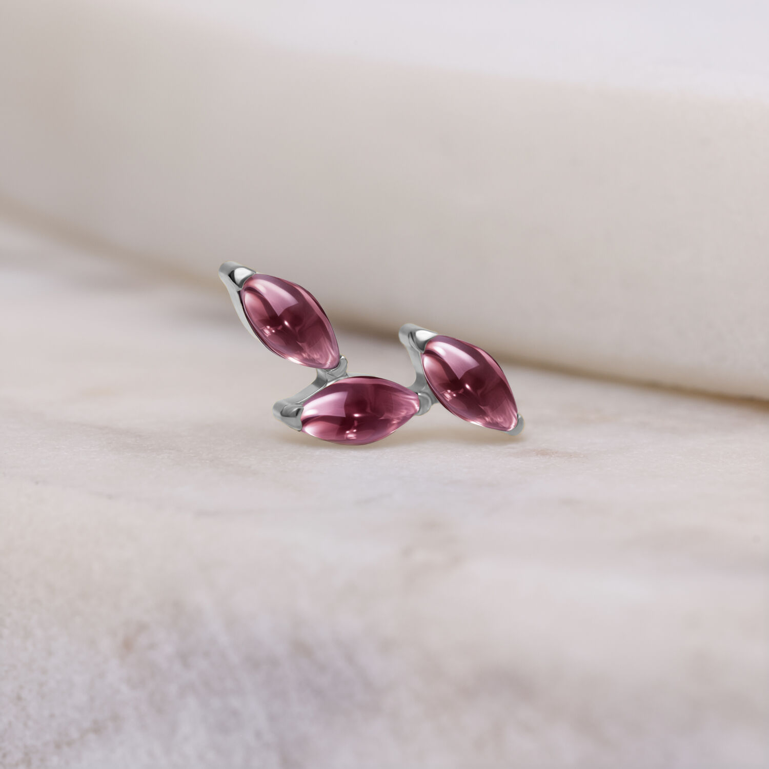 Silberner Amethyst Aufsatz für Push Fit Piercing Silberner Push Fit Piercing Aufsatz mit Amethyst auf hellem Hintergrund