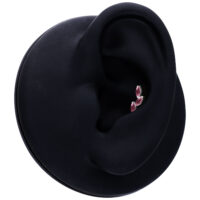 Silberner Amethyst-Aufsatz für Push Fit Silberner Piercing-Aufsatz mit Amethyst auf schwarzem Hintergrund
