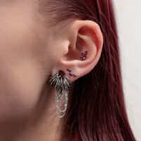 Silberner Titan Piercing-Aufsatz mit Amethyst Ohr mit silbernem Titan-Piercing und Amethyststeinen, seitliche Ansicht