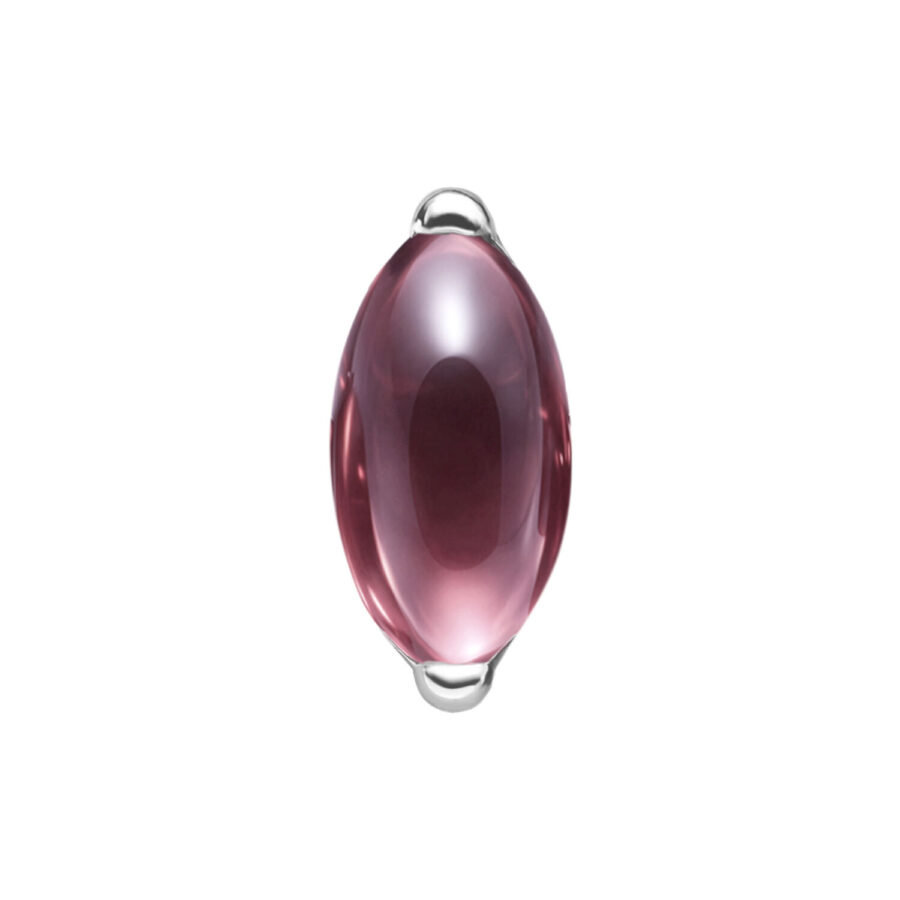 Ovaler Amethyst in silbernem Metallrahmen auf weißem Hintergrund
