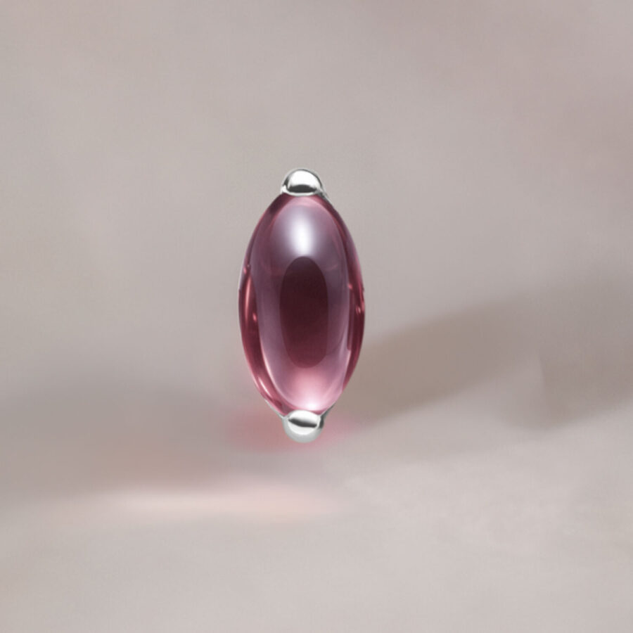 Ovaler Amethyst-Stein in silberner Fassung auf neutralem Hintergrund