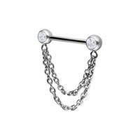 Silberner Nippel Barbell mit zwei Ketten und Kristallen auf weißem Hintergrund