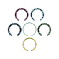 Anodisierter Clip in Ring ohne Kugel, bunt Sechs farbige anodisierte Clip in Ringe ohne Kugel auf weißem Hintergrund