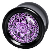 Dreamer Plug mit violettem Mandala-Muster Schwarzer Dreamer Plug mit violettem Mandala-Design auf weißem Hintergrund