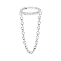 Hinged Ring aus Titan in Weißgold mit Kristallkette auf weißem Hintergrund