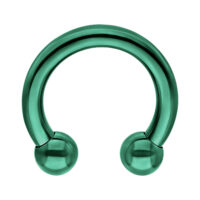 Dunkelgrüner Circular Barbell aus Titan Dunkelgrüner Circular Barbell aus Titan mit glänzender Oberfläche auf weißem Hintergrund