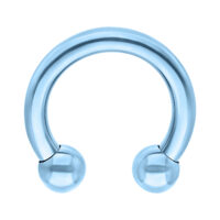 Hellblauer Titan Circular Barbell Piercing Hellblauer Circular Barbell aus Titan auf weißem Hintergrund