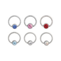 Titan Clip in Ring mit Kristallen in verschiedenen Farben Sechs Titan Clip in Ringe mit bunten Kristallen auf weißem Hintergrund