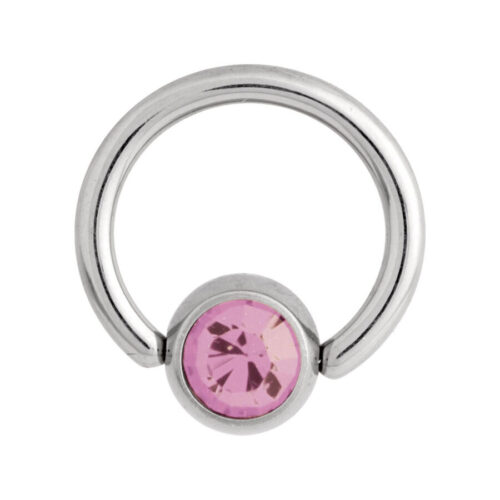 Silberner Titan-Clip in Ring mit rosa Kristall auf weißem Hintergrund