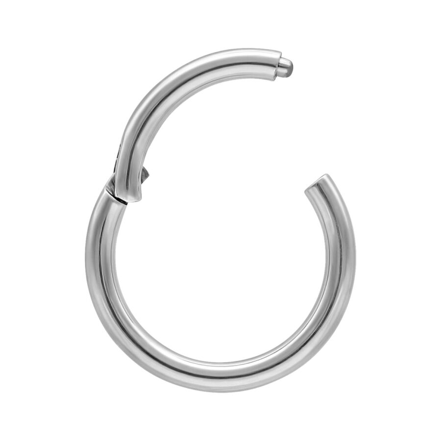 Silberner Hinged Ring aus Titan mit 1,0 mm Stärke und 11,0 mm Innendurchmesser auf weißem Hintergrund