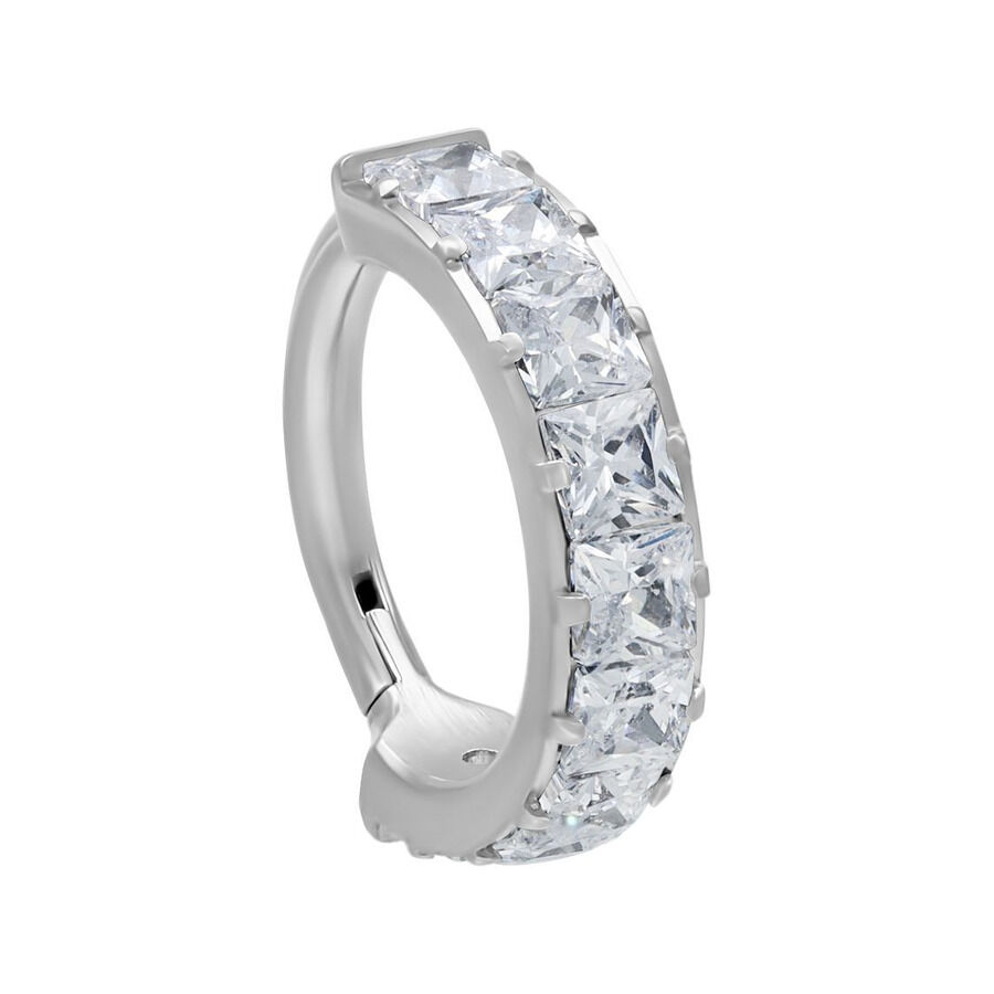 Silberner Piercingring mit klaren Kristallen, 1,2 mm Stärke, auf weißem Hintergrund