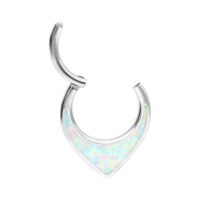 Silberner Septum Clicker mit weißem synthetischem Opal auf weißem Hintergrund