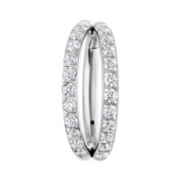 Silberner Double Row Crystal Clicker Piercing Silberner Clicker-Ring mit doppelter Kristallreihe auf weißem Hintergrund