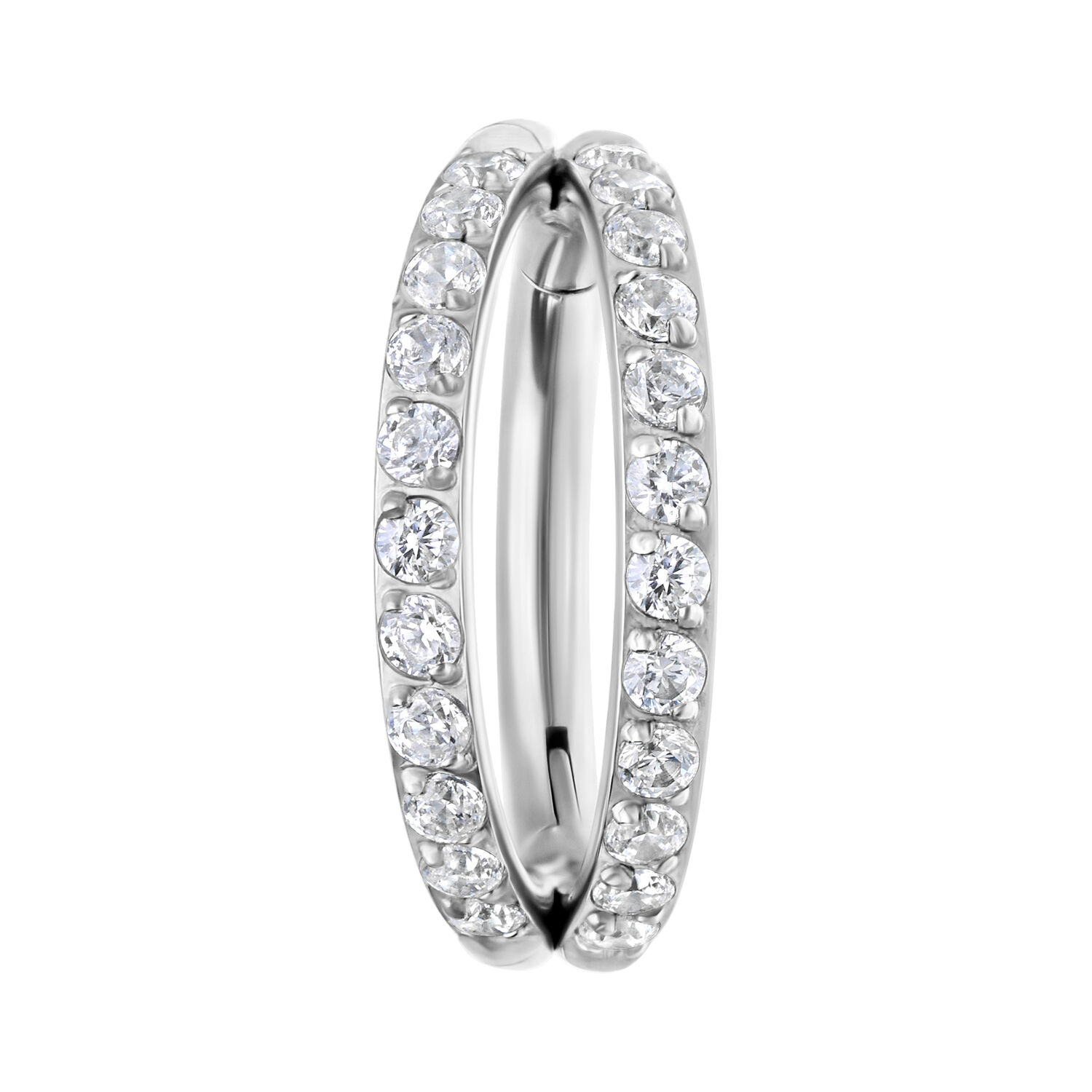 Silberner Double Row Crystal Clicker Piercing Silberner Clicker-Ring mit doppelter Kristallreihe auf weißem Hintergrund