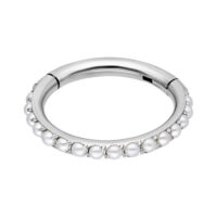 Silberner Piercing-Ring mit weißen Perlen auf weißem Hintergrund