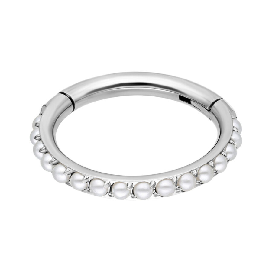 Silberner Piercing-Ring mit weißen Perlen auf weißem Hintergrund