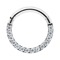 Silberner Clicker-Ring mit klaren Kristallen auf weißem Hintergrund