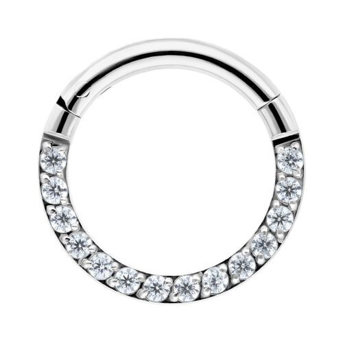 Silberner Clicker-Ring mit klaren Kristallen auf weißem Hintergrund