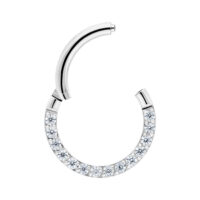 Silberner Pave Set Crystal Clicker mit klaren Kristallen auf weißem Hintergrund