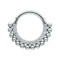 Silberner Piercing-Ring mit Kristallen und kleinen Kugeln auf weißem Hintergrund
